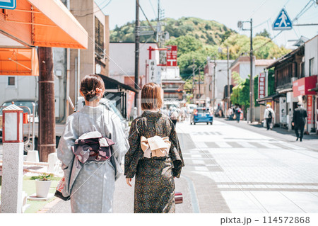 観光を楽しむ着物姿の女性二人組 114572868