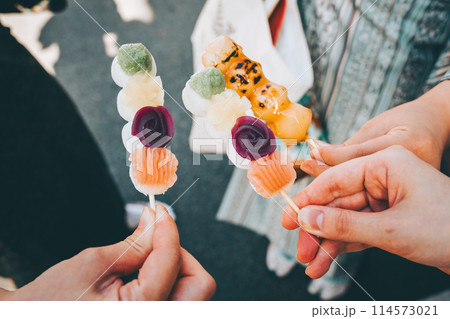 カラフルな団子を持つ3人の女性の手元 114573021