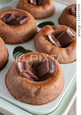 Round almond hazelnut and chocolate financiers 114573504