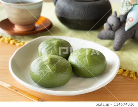 草餅でおやつ 春のよもぎ餅 和菓子 草餅でおやつ 春のよもぎ餅 和菓子 114574310