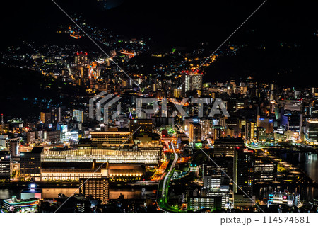 稲佐山展望台から長崎市街地の夜景　【長崎市】 114574681