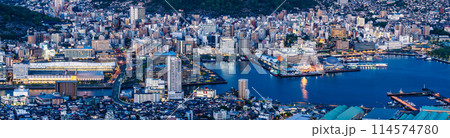 稲佐山展望台から長崎市街地の夜景（日没後）パノラマ　【長崎市】 114574780