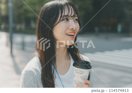 テイクアウトの蓋付き紙コップを持った若い働く女性 114574913