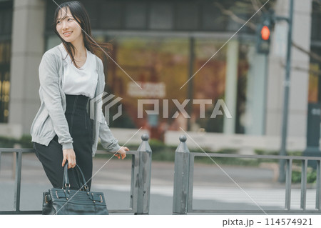 都会の街に佇むOL 114574921