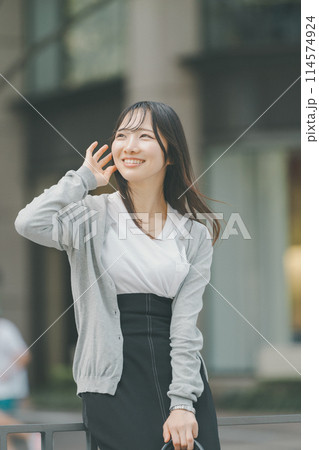 都会の街に佇むOL 114574924