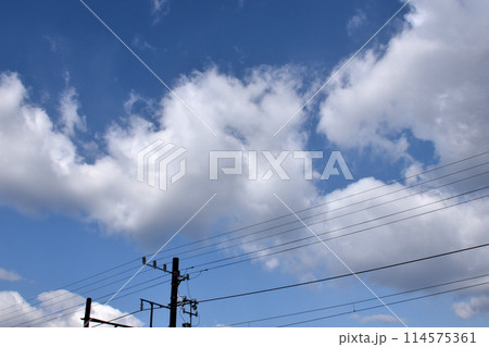 電信柱の上に浮かぶ白い雲 114575361