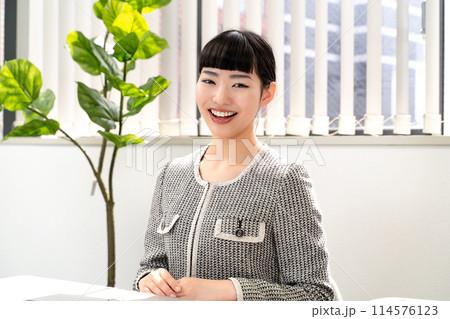 女性秘書 114576123