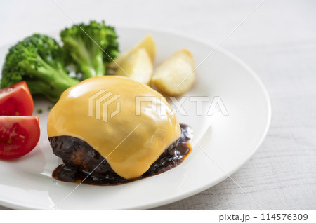 チーズのせハンバーグステーキ チーズのせハンバーグステーキ 114576309