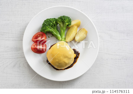 チーズのせハンバーグステーキ 114576311