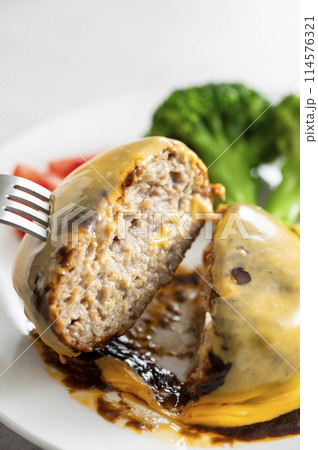 チーズのせハンバーグステーキ 114576321