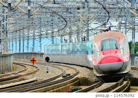 那須塩原駅を高速で通過する新幹線 114576392