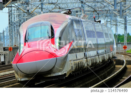 那須塩原駅を高速で通過する新幹線 114576490