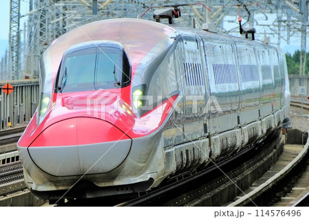 那須塩原駅を高速で通過する新幹線 114576496
