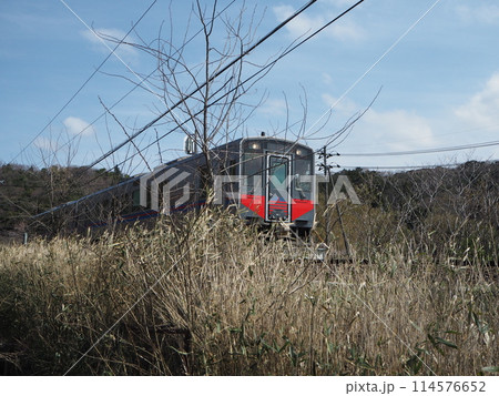 線路を走る列車 114576652