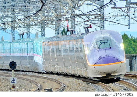 那須塩原駅を高速で通過する新幹線 那須塩原駅を高速で通過する新幹線 114577002