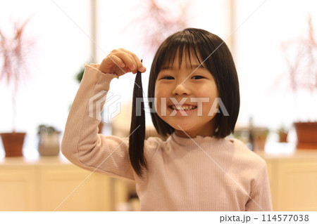 美容室で髪を切る女の子　ヘアドネーションイメージ 114577038