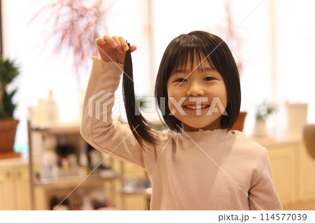 美容室で髪を切る女の子 ヘアドネーションイメージ 美容室で髪を切る女の子 ヘアドネーションイメージ 114577039