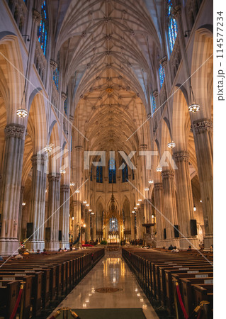 大聖堂の中にあるステンドグラス 大聖堂の中にあるステンドグラス 114577234