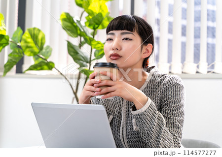 コーヒーでひと息つく女性秘書 114577277