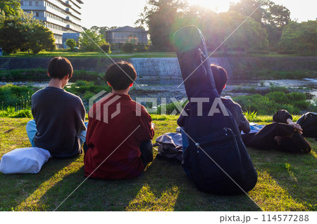 男性・バンド・川岸・夕方 114577288