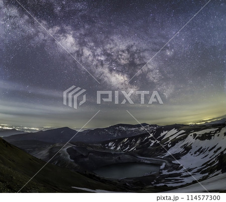 初夏の蔵王お釜に昇る天の川 114577300