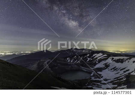 初夏の蔵王お釜に昇る天の川 114577301