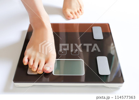 体重計に乗る足元 ダイエットイメージ 体重計に乗る足元 ダイエットイメージ 114577363