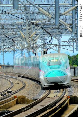 那須塩原駅を高速で通過する新幹線 那須塩原駅を高速で通過する新幹線 114577387