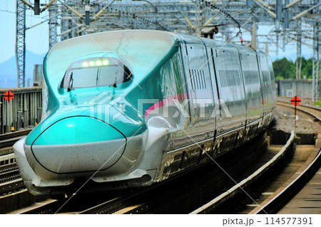 那須塩原駅を高速で通過する新幹線 114577391
