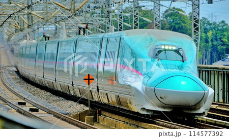 那須塩原駅を高速で通過する新幹線 114577392