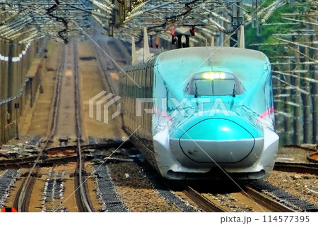 那須塩原駅を高速で通過する新幹線 114577395