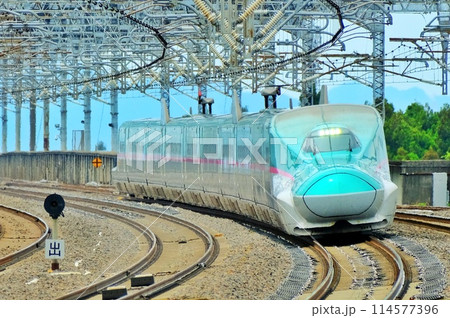那須塩原駅を高速で通過する新幹線 那須塩原駅を高速で通過する新幹線 114577396