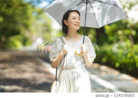 日傘をさす若い女性 114578003