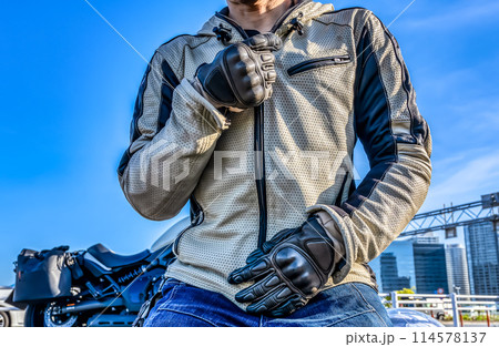 春夏用パンチングホール革製ライディングウエアを着て横浜みなとみらいをツーリングする男性ライダー 114578137