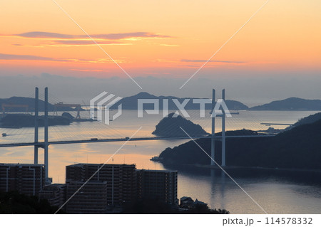 夕焼けに染まる長崎の海 114578332