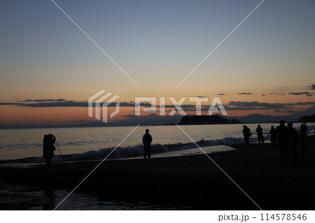 鎌倉　七里ヶ浜の海岸がオレンジ色に染まる夕景　江ノ島と富士山のシルエット 114578546