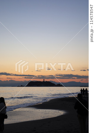 鎌倉　七里ヶ浜の海岸がオレンジ色に染まる夕景　江ノ島と富士山のシルエット 114578547