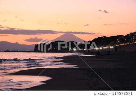 鎌倉　七里ヶ浜の海岸がオレンジ色に染まる夕景　江ノ島と富士山のシルエット 114578571