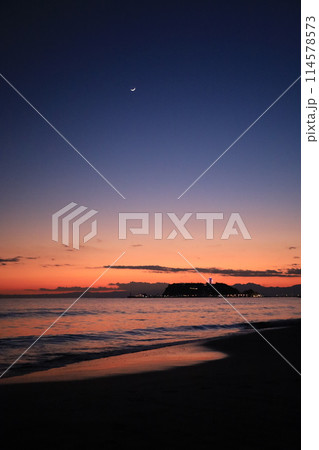 鎌倉　七里ヶ浜の海岸がオレンジ色に染まる夕景　江ノ島と富士山のシルエット 114578573