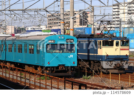 和田岬線103系廃車回送列車と並ぶEF65形1000番台 114578609