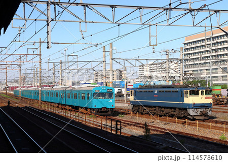 和田岬線103系廃車回送列車と並ぶEF65形1000番台 和田岬線103系廃車回送列車と並ぶEF65形1000番台 114578610