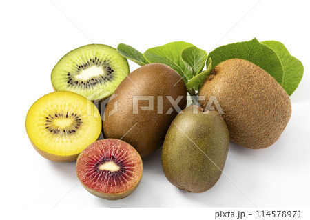 背景白の三種のキウイフルーツ_グリーン_ゴールド_ルビーレッド 背景白の三種のキウイフルーツ_グリーン_ゴールド_ルビーレッド 114578971