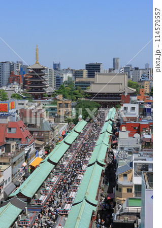 浅草　浅草寺の仲見世通り　観光客で込み合う仲見世 114579557