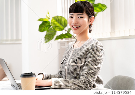 デスクの女性秘書 114579584