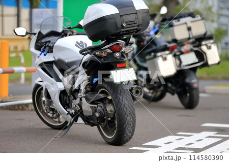 駐車中のオートバイ 114580390