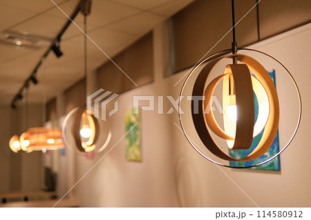 おしゃれなオフィスの照明 114580912