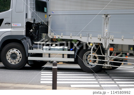 交差点を左折中のトレーラー イメージ 交差点を左折中のトレーラー イメージ 114580992
