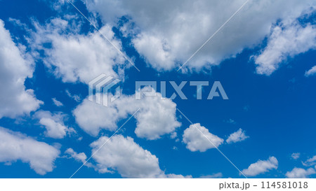 青空に流れる白い雲 114581018