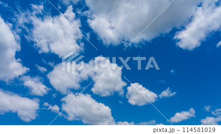 青空に流れる白い雲 青空に流れる白い雲 114581019