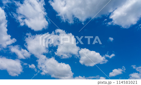 青空に流れる白い雲 青空に流れる白い雲 114581021